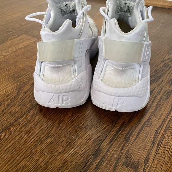 Women’s Nike Air Hurache - Picture 4 of 6